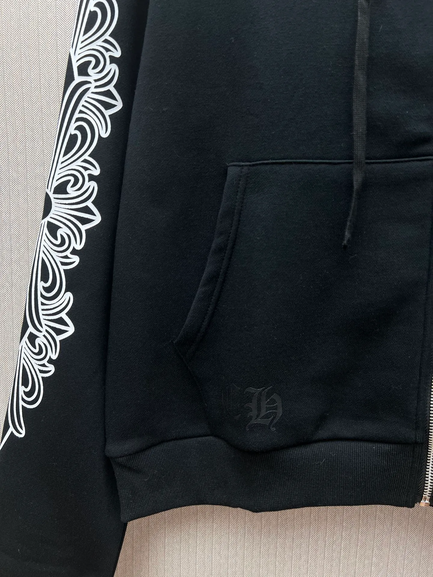 P450 Chrome Hearts 25ss new scroll zipper guard, the chest and back are classic scrolls, and the chromehearts on both sides of the arms are very classic in Sanskrit. Size: S.M.L.XL.